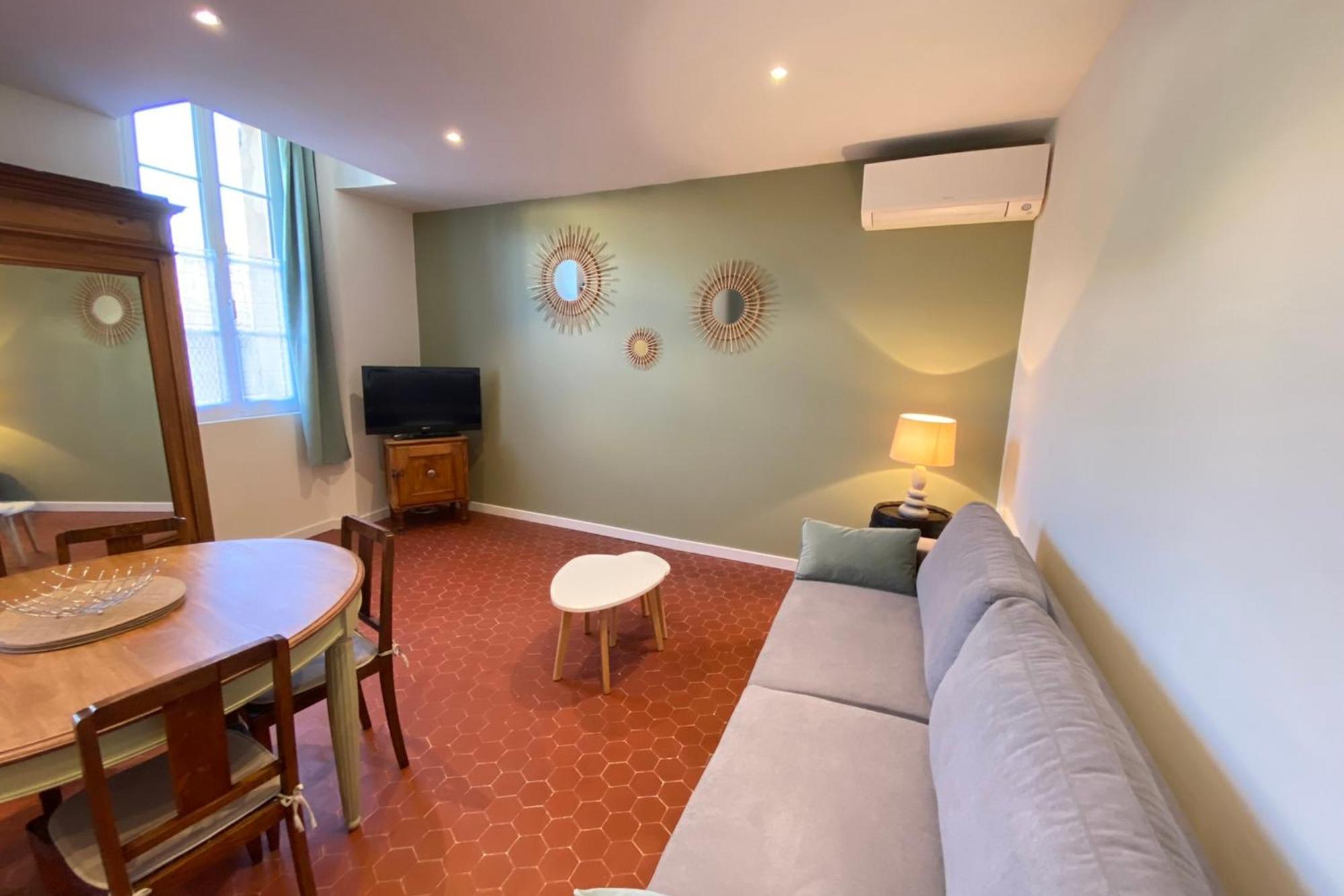 06cf Beautiful Renovated In Old Appartamento Antibes
