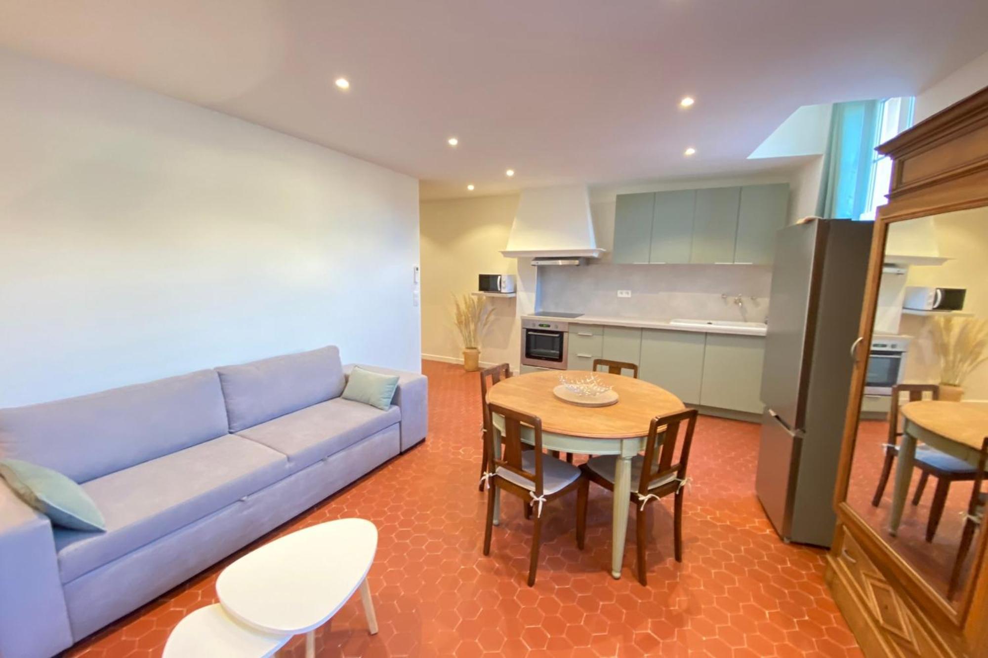 06cf Beautiful Renovated In Old Appartamento Antibes