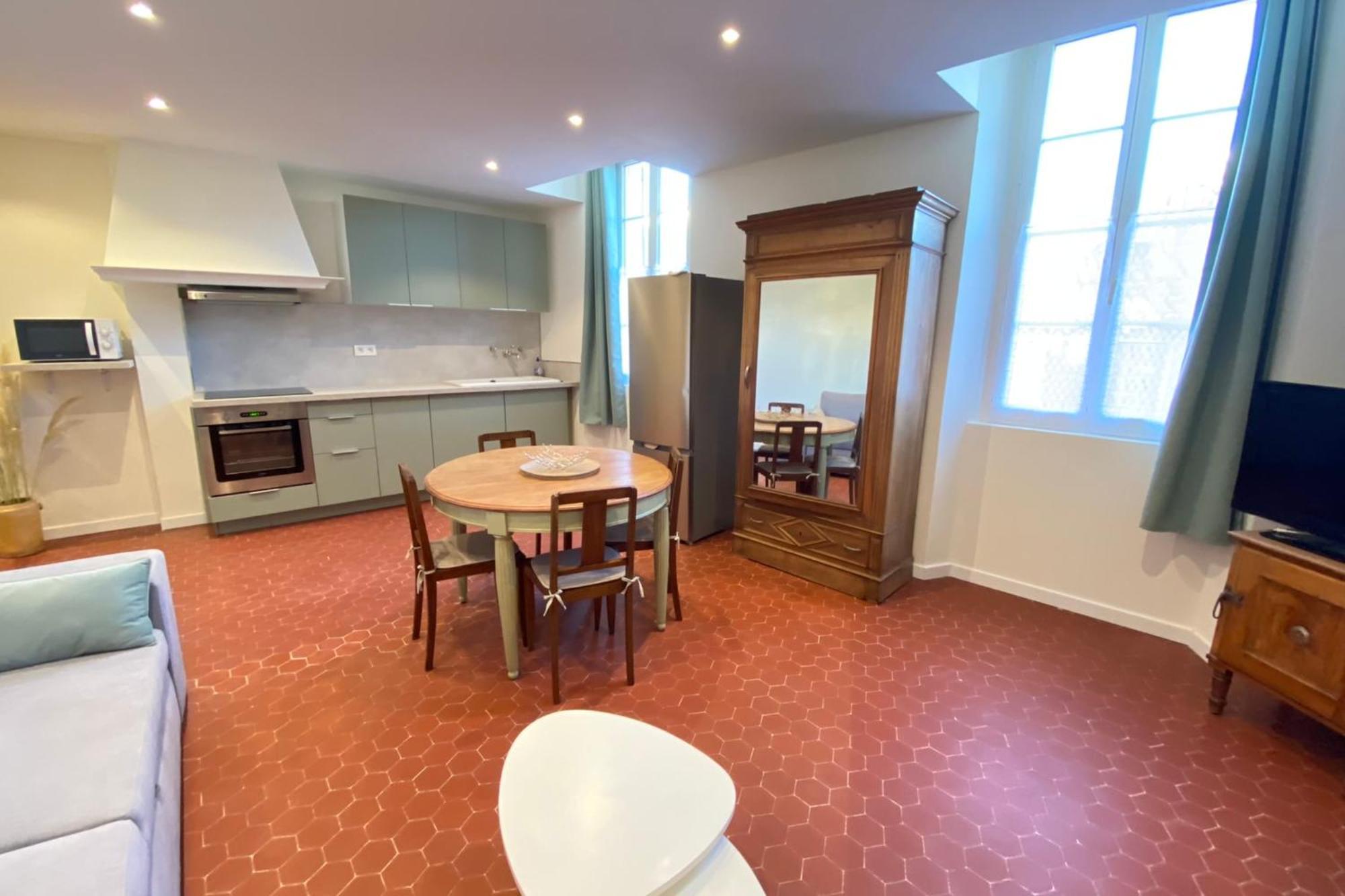 06cf Beautiful Renovated In Old Apartment