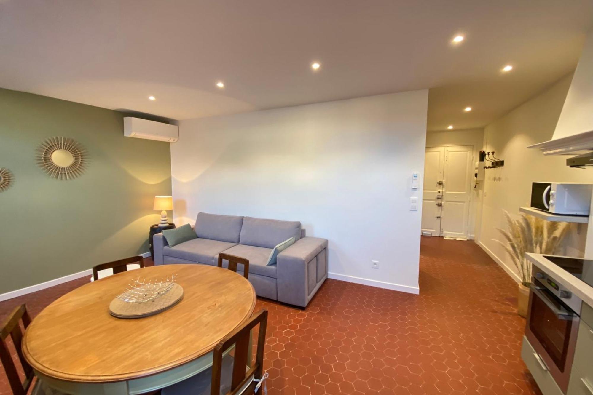 06cf Beautiful Renovated In Old Apartment Antibes