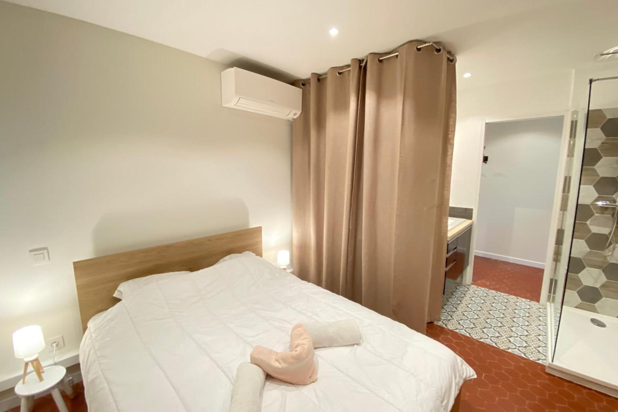 06cf Beautiful Renovated In Old Apartment Antibes