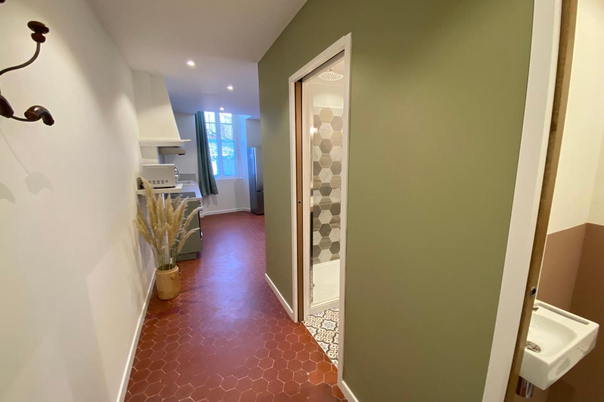 06cf Beautiful Renovated In Old Apartment