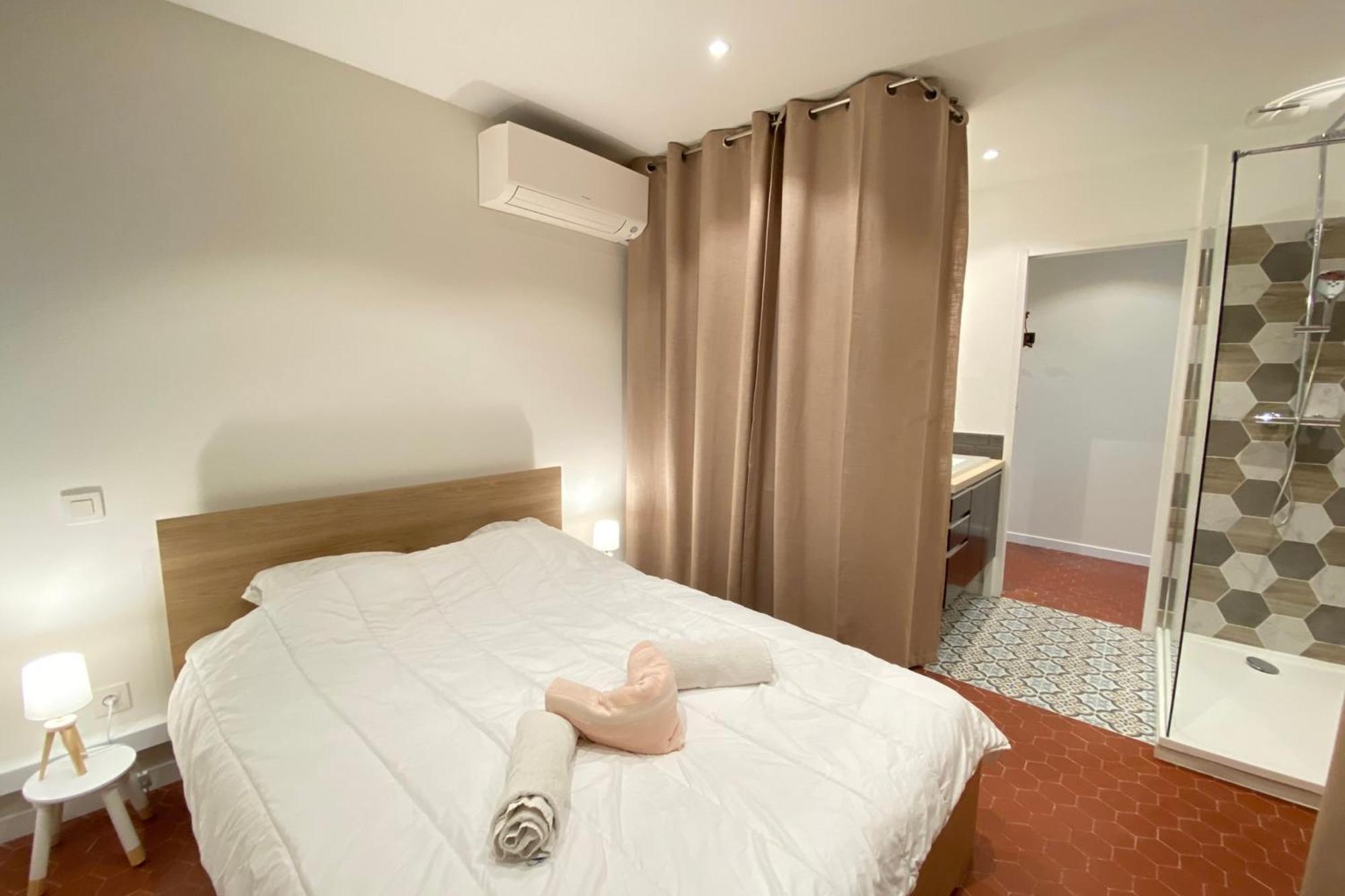 06cf Beautiful Renovated In Old Apartment *