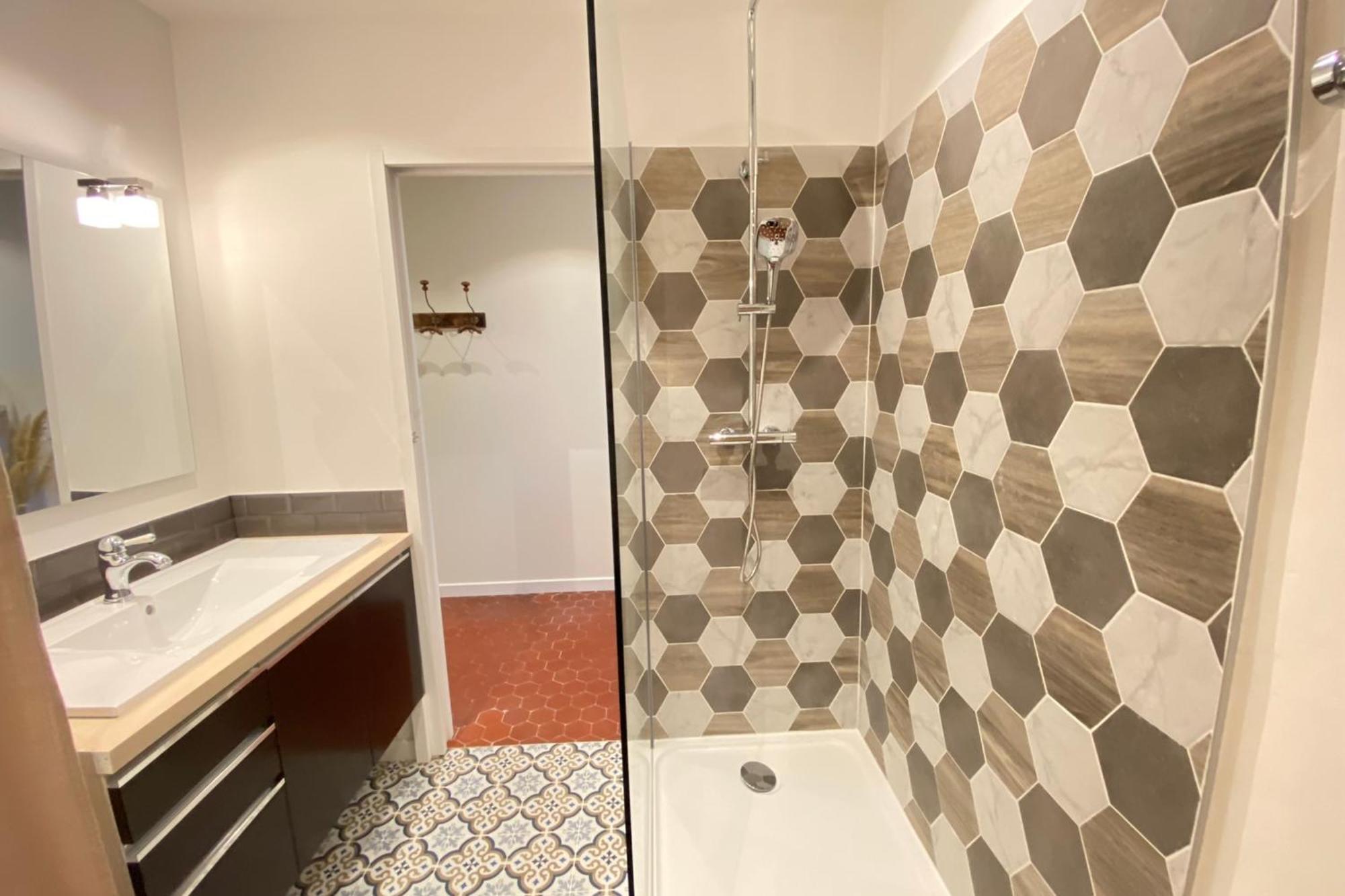 06cf Beautiful Renovated In Old Apartment *