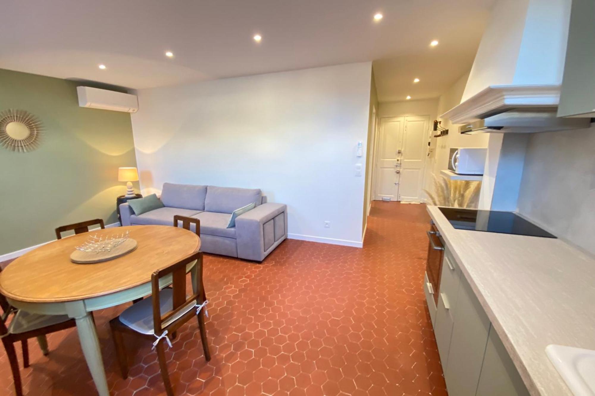 06cf Beautiful Renovated In Old Apartment