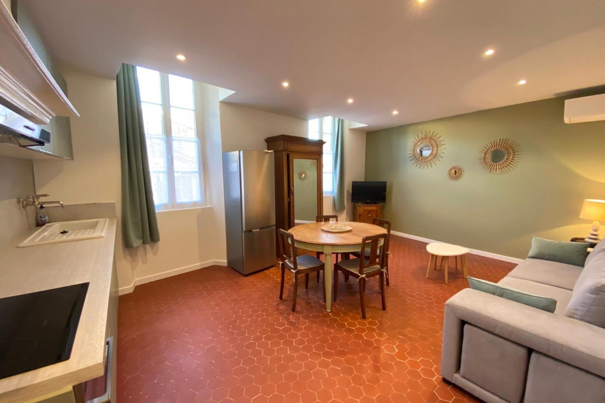 06cf Beautiful Renovated In Old Apartment Antibes